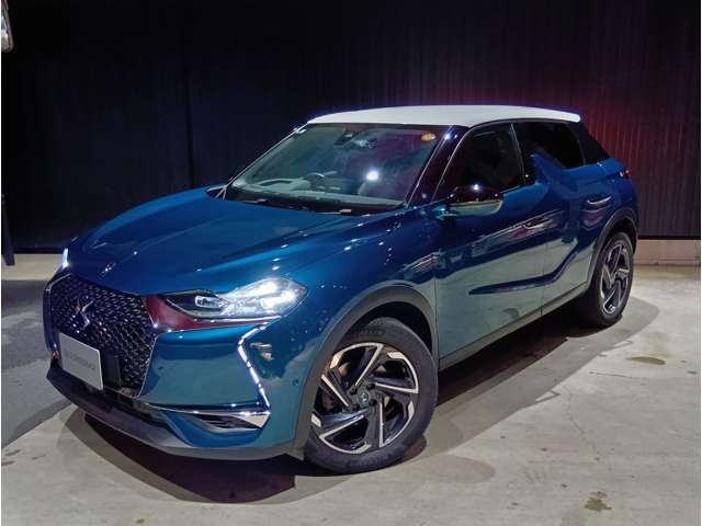 オートマチックハイビームも搭載。両端のデイライトやヘッドライト下のDSウィングにより、キャラクター性の際立つデザインをしています。