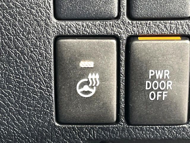 【ステアリングヒーター】冬場に冷たくなりやすい革巻きステアリングを、スイッチ一つで素早く適温に！エアコンよりも早く温まってくれるので、寒い日の運転も快適になりますね♪
