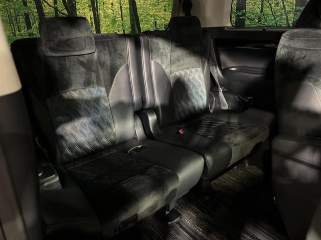 3列目シートはもちろん状態良好☆大人でもゆったりと座って頂けますので、大人数でのお出かけもラクラクです♪ご家族で、気の知れた仲間で、ドライブに行くのが楽しみですね♪