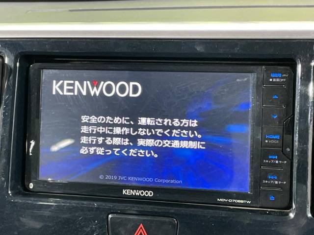 【ナビゲーション】目的地までしっかり案内してくれる使いやすいナビ。Bluetooth接続すればお持ちのスマホやMP3プレイヤーの音楽を再生可能！毎日の運転がさらに楽しくなります！！