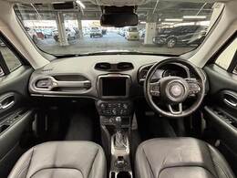 見通しの良いコックピットは普段のドライブに最適。運転しやすいお車となります。