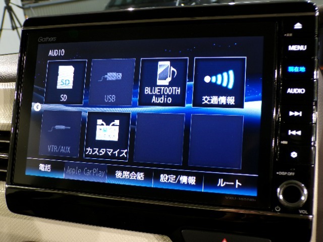 CD、DVD、Bluetooth、AM、FM、AUX、スマートフォン接続ができます。