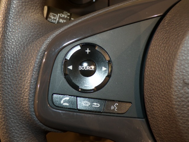 【ステアリングリモコン】ステアリングにオーディオ調節可能なスイッチが装備されていますので運転中でも視線をそらさずにオーディオの調節が可能です！