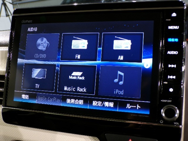 CD、DVD、Bluetooth、AM、FM、AUX、スマートフォン接続ができます。
