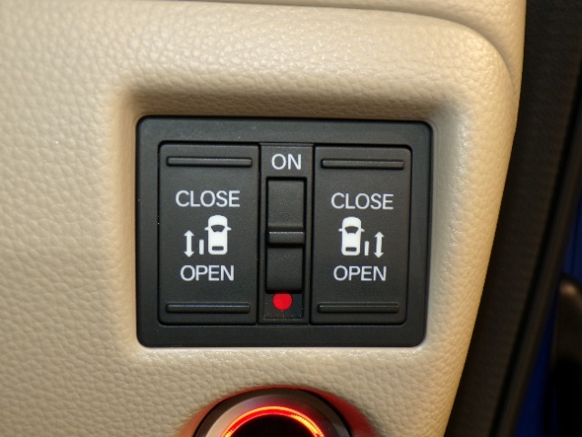 【電動スライドドア】ボタン一つで自由自在に開閉が可能！指先一つで運転席からどちらのドアも開閉できるので非常に便利な装備です！挟み込み防止機能もついているので小さなお子様がいる方も安心です！