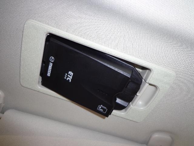 ETC車載機は専用ボックスにてバイザー裏に隠れて装着されております。トップシーリング（天井）の状態もご覧ください。きれいな状態となっております。