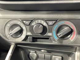 寒い冬も暑い夏も全席に快適な空調を届けてくれる、ダイヤル式エアコンを装備♪