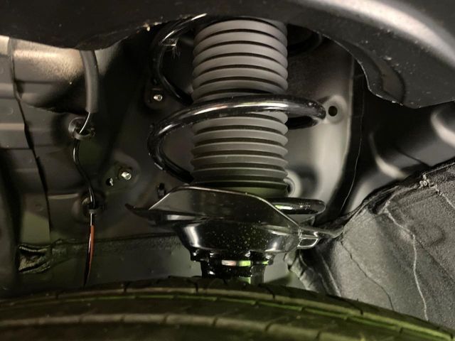 お車を安心してお乗りいただく為には、足回りの定期点検が欠かせません。サービスサポート（有償保証）では無料点検もご提供しており、安心のカーライフをお過ごしいただけるサポート体制が整っています。