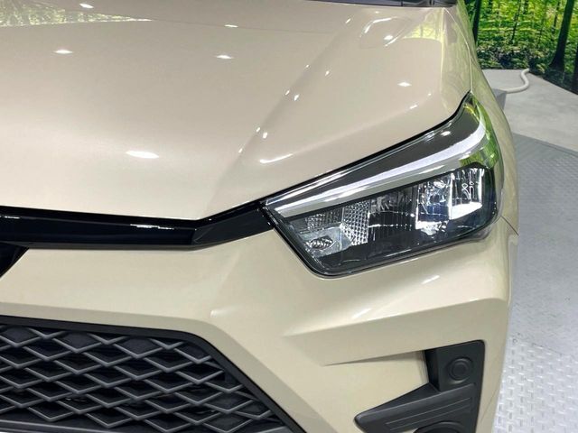 【LEDヘッドライト】悪天候や夜間走行時も良好な視界を確保し安心して運転できる高輝度LEDヘッドライトを装備！点灯速度が早く、消費電力も抑えられています。