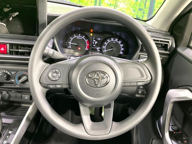 インテリアに合わせたデザインのステアリングは、運転される方のことも考え、運転しやすい形状、大きさです。是非一度、実際に触ってお確かめください。