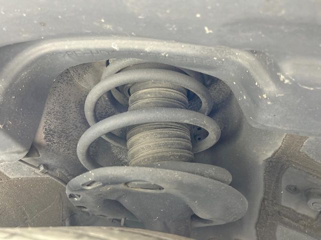 お車を安心してお乗りいただく為には、足回りの定期点検が欠かせません。サービスサポート（有償保証）では無料点検もご提供しており、安心のカーライフをお過ごしいただけるサポート体制が整っています。