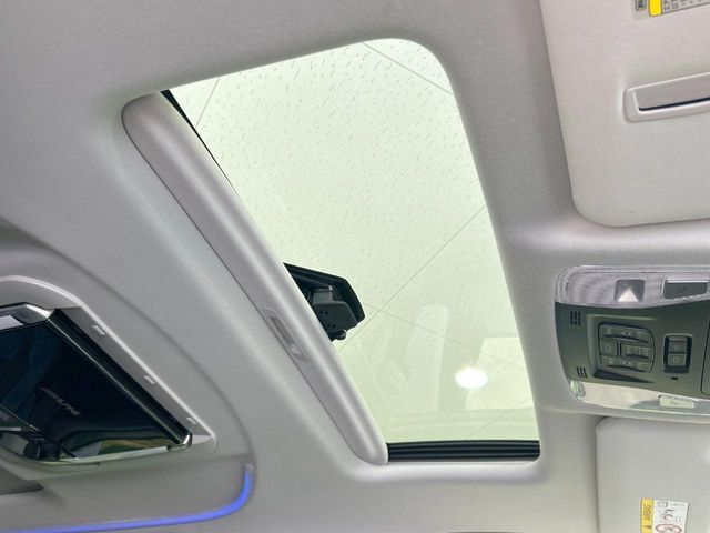 【サンルーフ】開放感たっぷりの希少装備、サンルーフが装着されています！車内に明かりを取り入れたり景色を楽しむ以外にも、車内の空気も簡単に換気できて快適です！