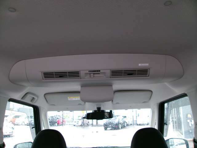 リヤシーリングファンが後席にも送風して室内空間の温度を均一に保ちます。
