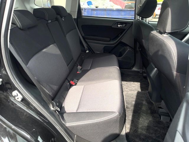 後部座席も気になるようなキズ・汚れやへたり等、大きなダメージはなく、良好な状態です。