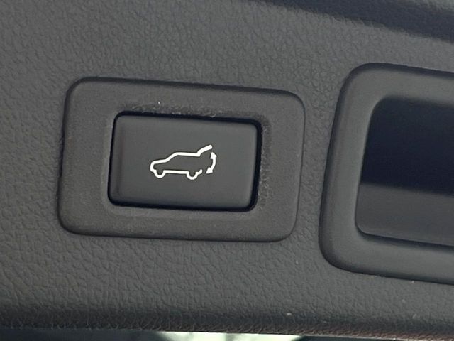 【パワーバックドア】スマートキーや運転席のボタンを押すだけでリアゲートが自動で開閉します！荷物を持っている時や、高い位置にあるバックドアを閉める際に便利な機能です♪