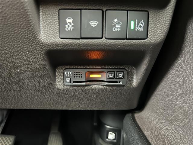 【ETC】有料道路を利用する際に料金所で停止することなく通過できる、ETC車載器（ノンストップ自動料金収受システム機器）が装備されています。セットアップを行うことで利用可能になります。