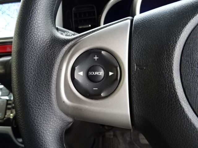 ハンドルにオーディオの操作スイッチが装備されています！視線を前方から外さずハンドルから手を離さずに操作できるのでとっても安全ですね♪