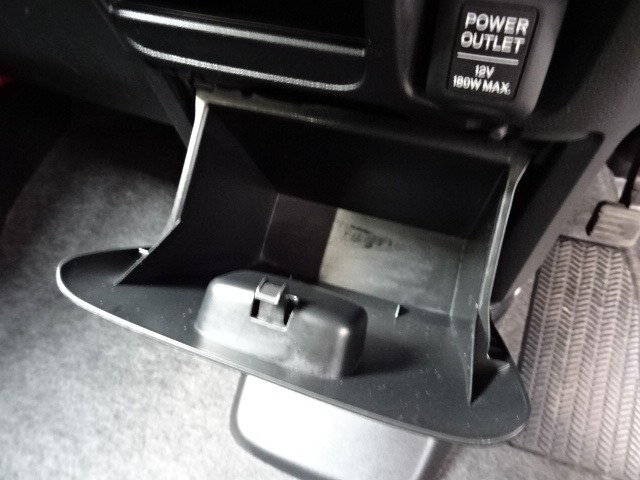 インパネ下にも収納スペースをご用意しております。