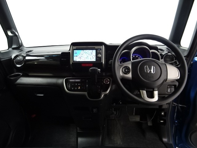 ドライバーを包み込むように、ディスプレーやスイッチ、コンソールを配置。座った瞬間から運転への期待が！空間そのものの心地よさにこだわっています。