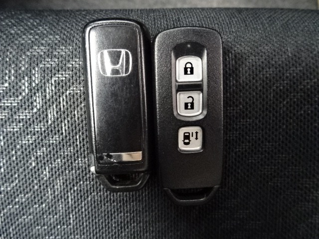 スマートキー付！キーを取り出さなくてもドアロックの施錠・開錠、エンジンの始動が出来ます！雨の日や荷物の多い日にとても便利ですね♪