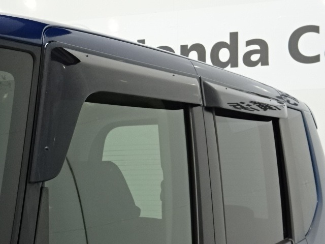 雨天時の換気に役立つドアバイザーを装備☆陽射しを遮る効果もありますので、人気の用品です☆