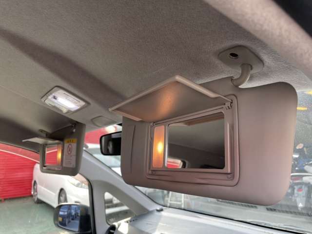 車内で身だしなみチェックも便利なバニティミラーも装備！