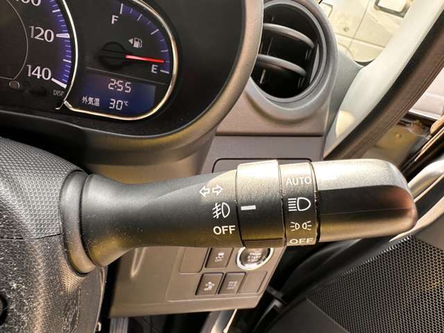 暗くなっても自動でヘッドライトが点灯します！夜道も安心して運転できます！
