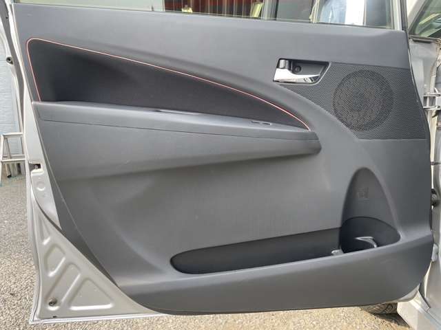 ご納車前に、自社工場で点検整備を行います♪車検の残っているお車は12ヵ月点検の内容に沿って点検をいたします。
