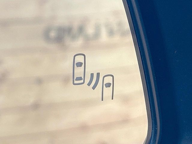 【ブラインドスポットモニター】走行中、ドアミラーの死角になりやすい箇所に後続車が接近するとサイドミラーのレンズに警告を表示！ドライバーに注意喚起をしてくれます。