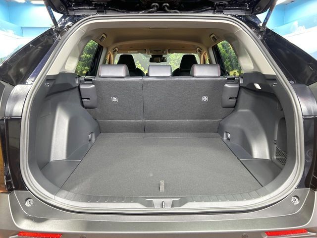 積み下ろしのしやすいデッキにはたっぷりと荷物を積み込んでいただけます。遊びから仕事まで、様々なシーンで頼れます♪