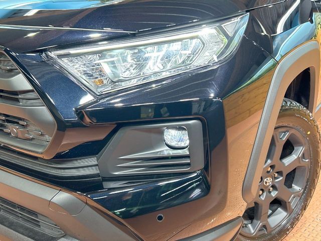 【LEDヘッドライト】悪天候や夜間走行時も良好な視界を確保し安心して運転できる高輝度LEDヘッドライトを装備！点灯速度が早く、消費電力も抑えられています。