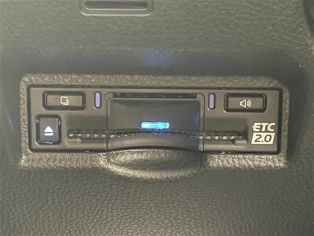 【ETC】有料道路を利用する際に料金所で停止することなく通過できる、ETC車載器（ノンストップ自動料金収受システム機器）が装備されています。セットアップを行うことで利用可能になります。