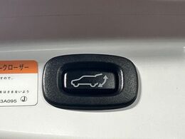 【パワーバックドア】スマートキーや運転席のボタンを押すだけでリアゲートが自動で開閉します！荷物を持っている時や、高い位置にあるバックドアを閉める際に便利な機能です♪