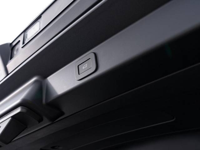 ボタン1つで自動開閉するパワーテールゲート搭載！ドアを上げ下げすることなく楽々開閉。開ききった状態の高さも任意の位置で設定できるので、普段お使いの車庫などでもぶつける心配はありません♪