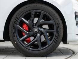 22インチ純正ブラックホイール！力強さと重厚感を感じさせる立体感のある太めのスポーク、車体全体のバランスを考慮して専用にデザインされており、レンジローバースポーツの魅力を惹きたてます！