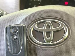 【スマートキー】カバンやポケットに入れたままでもドアの施錠・解錠が可能なスマートキーを装備。エンジンのオン・オフ時もカギを取り出す必要が無いからとっても便利です♪