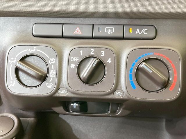 寒い冬も暑い夏も全席に快適な空調を届けてくれる、ダイヤル式エアコンを装備♪