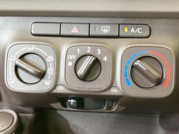 寒い冬も暑い夏も全席に快適な空調を届けてくれる、ダイヤル式エアコンを装備♪