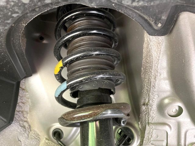 お車を安心してお乗りいただく為には、足回りの定期点検が欠かせません。サービスサポート（有償保証）では無料点検もご提供しており、安心のカーライフをお過ごしいただけるサポート体制が整っています。