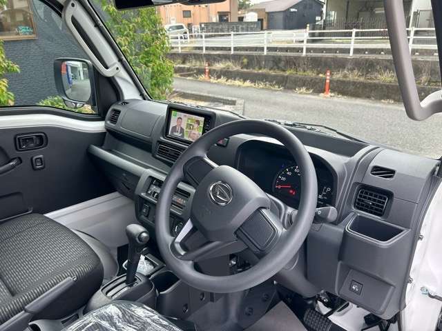 展示車　禁煙車　フルセグTV　Bluetooth　DVD再生　LEDライト　プッシュスタート　ETC　パワーウインドウ　CVT　電動格納ドアミラー　エアコン　スマアシ　マット　バイザー　オートライト