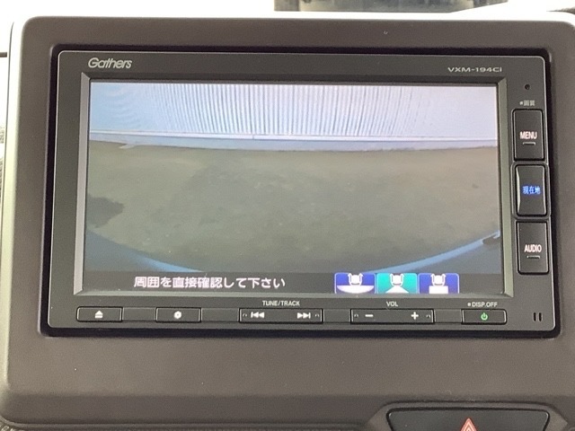 ギヤをR（バック）に入れるとナビの画面に後ろの映像が映るリアカメラ付です。後退時、コンディションが悪い視界でもカラーバックモニターがドライバーをサポートします。