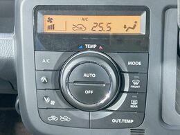 【オートエアコン】一度お好みの温度に設定すれば、車内の温度を検知し風量や温度を自動で調整。暑い…寒い…と何度もスイッチ操作をする必要はありません。快適な車内空間には必須の機能ですね♪