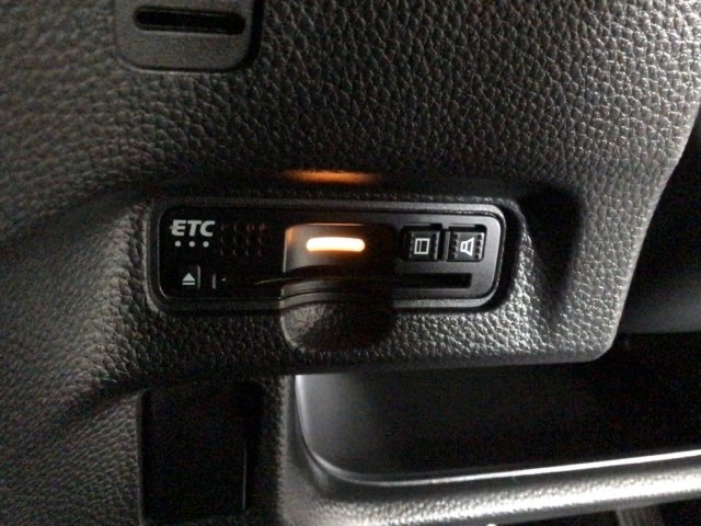 【ETC車載器】もはや必須アイテムのETCを搭載！高速道路のご利用時にとても便利！わずらわしい料金所での現金支払いが不要となりスムーズに通過できます♪
