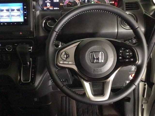 【ハンドル】運転にかかわる様々な操作を安全に行えるように視点移動が少なく操作性に配慮されたスイッチ類が凝縮されたコックピットです。