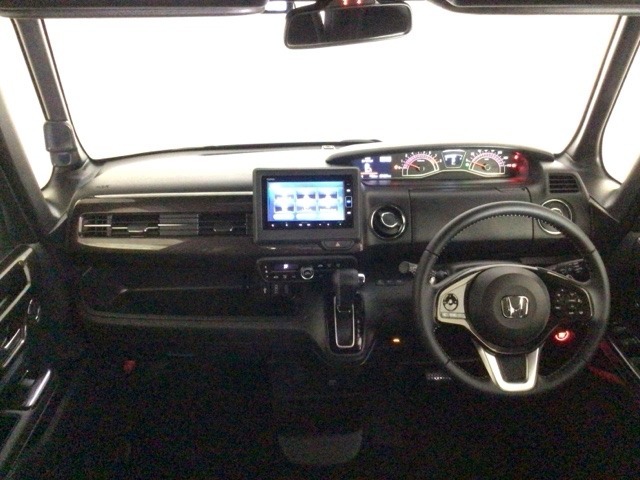 【前方視界】開放的な前方視界！運転がしやすく疲れにくいです♪窓が大きく、見通しがとっても良いおクルマですよ♪
