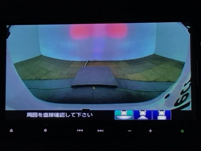 【バックカメラ】運転が苦手な方も車庫入れラクラクです！ギアをリバースに入れれば自動的に切り換わりますので、面倒な操作は不要です♪狭い駐車場もお車を傷つけず安心ですね！