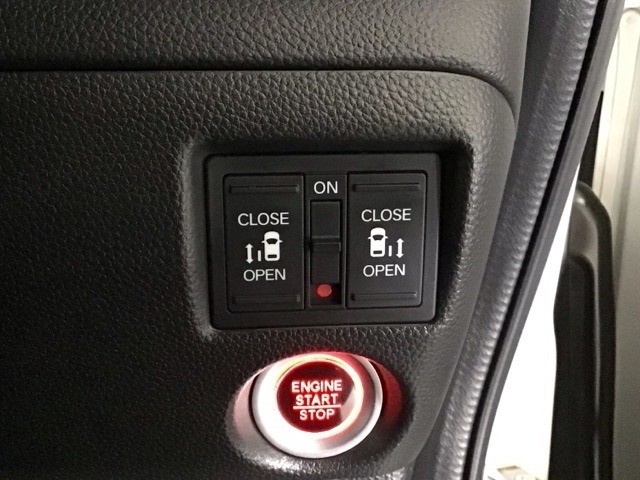 【両側パワースライドドア】両側がパワースライドドアになっており、運転席のスイッチやスマートキーでも開閉が可能です！開口部も広いので乗り降りも楽々♪
