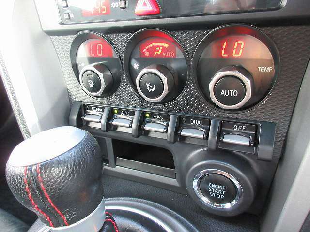 エアコン・DUALスイッチ☆　普段は運転席と助手席で温度設定は同じですが、スイッチをONにすることで各席温度設定が可能！　各席でエアコン温度の調整が可能になるので快適なドライブがお楽しみいただけます♪