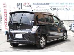 熱線吸収/UVカット機能付きプライバシーガラスで暑い日も快適です。テールゲートスポイラーも装備されております。