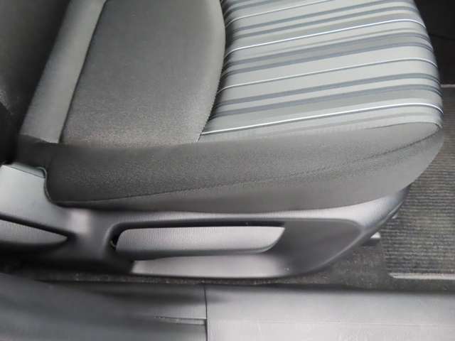 ☆運転席シートはシートリフト機構付きで様々な体格の人に対応致します☆
